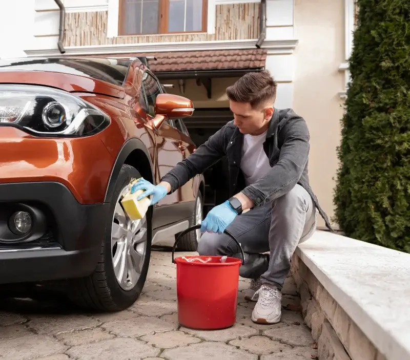 Lavage auto à domicile Venansault : professionnel intervenant sur un véhicule